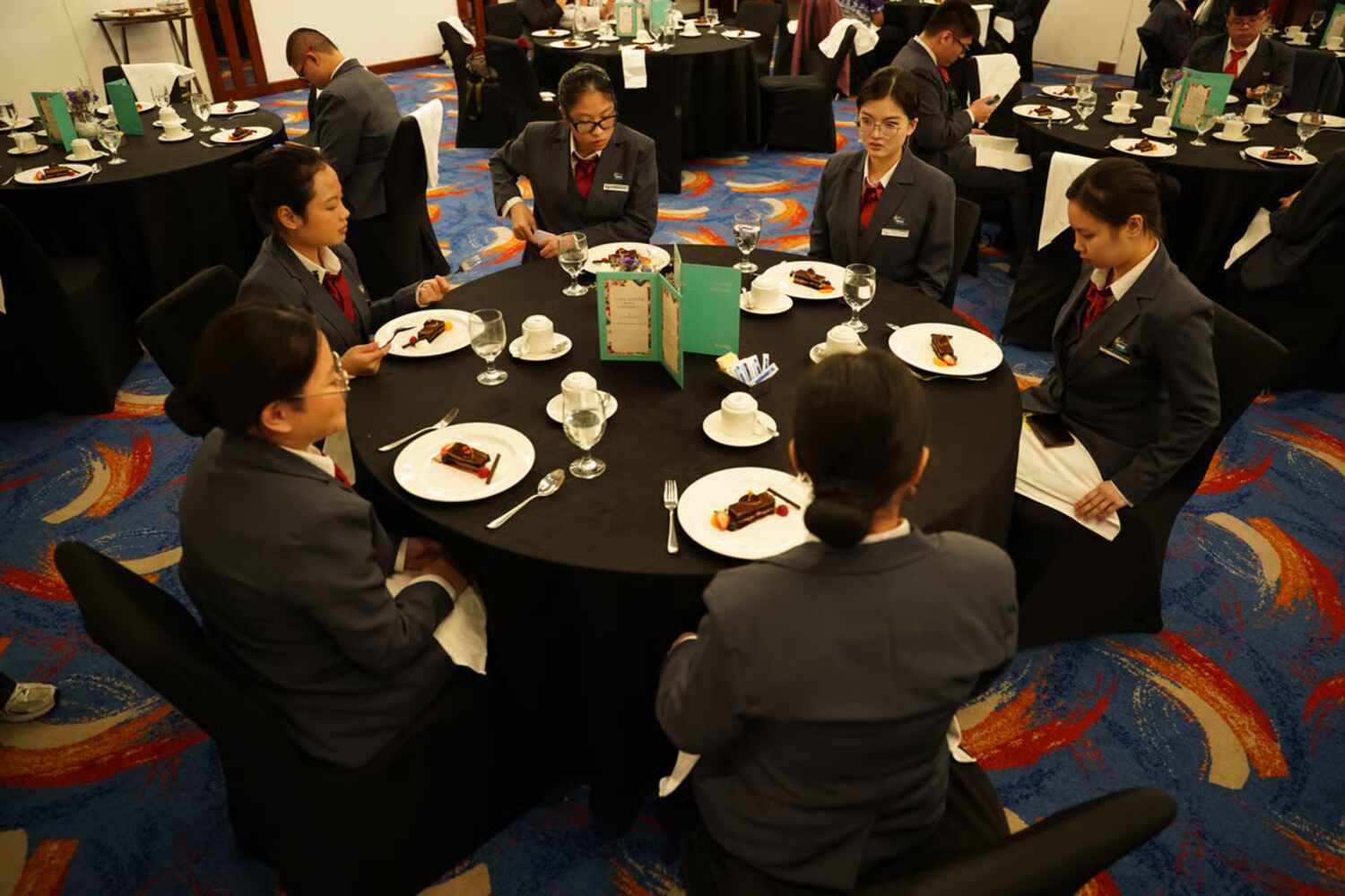 langsung terjun bersama industri, program hotel management binus university berikan pengalaman table manner dan operasional hotel di le meridien, jakarta