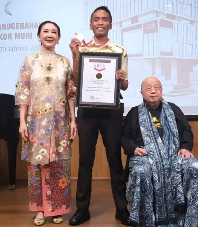 membanggakan! satpam bri bo tanjung priok region 6akarta 1 raih rekor muri sebagai pembuat karya ilmiah terbanyak