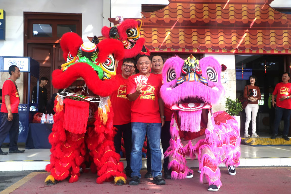 rayakan imlek 2577 kongzili, kai daop 9 jember hadirkan barongsai di jember dan banyuwangi