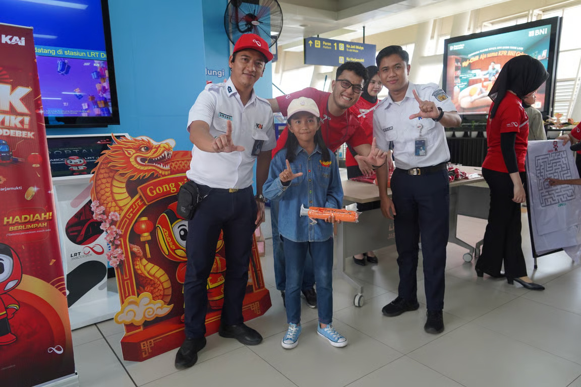 semarak imlek, lrt jabodebek bagi bagi souvenir ke pelanggan di 3 stasiun