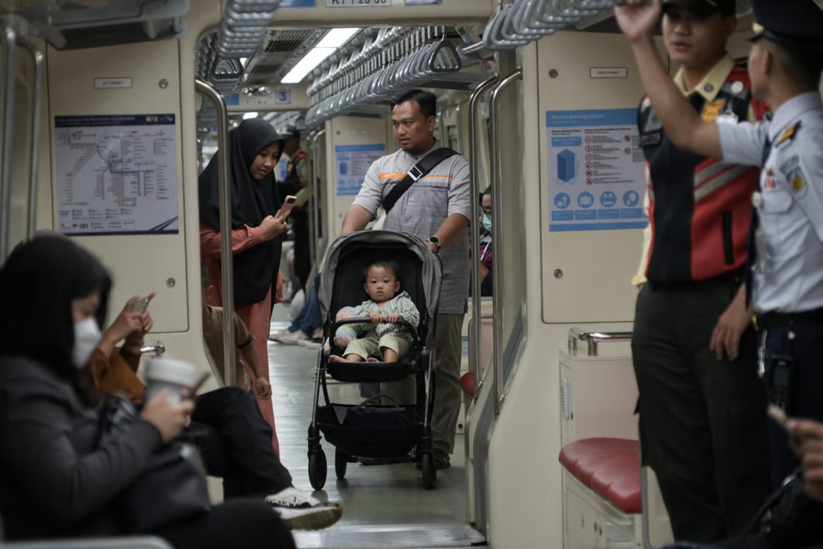 tarif maksimal 10.000, siap layani pengguna lrt jabodebek saat long weekend imlek