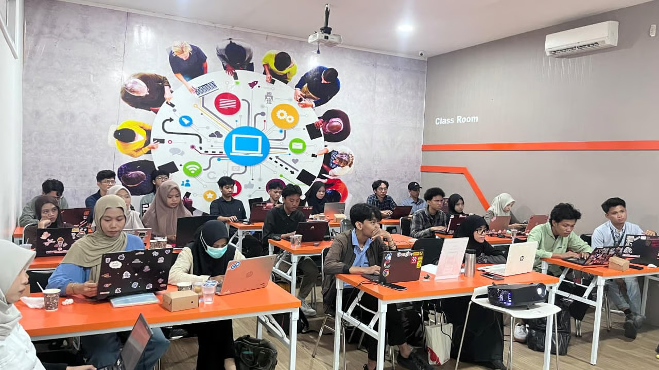 telkom ai center makassar bekali mahasiswa bangun web portfolio ai untuk hadapi gig economy