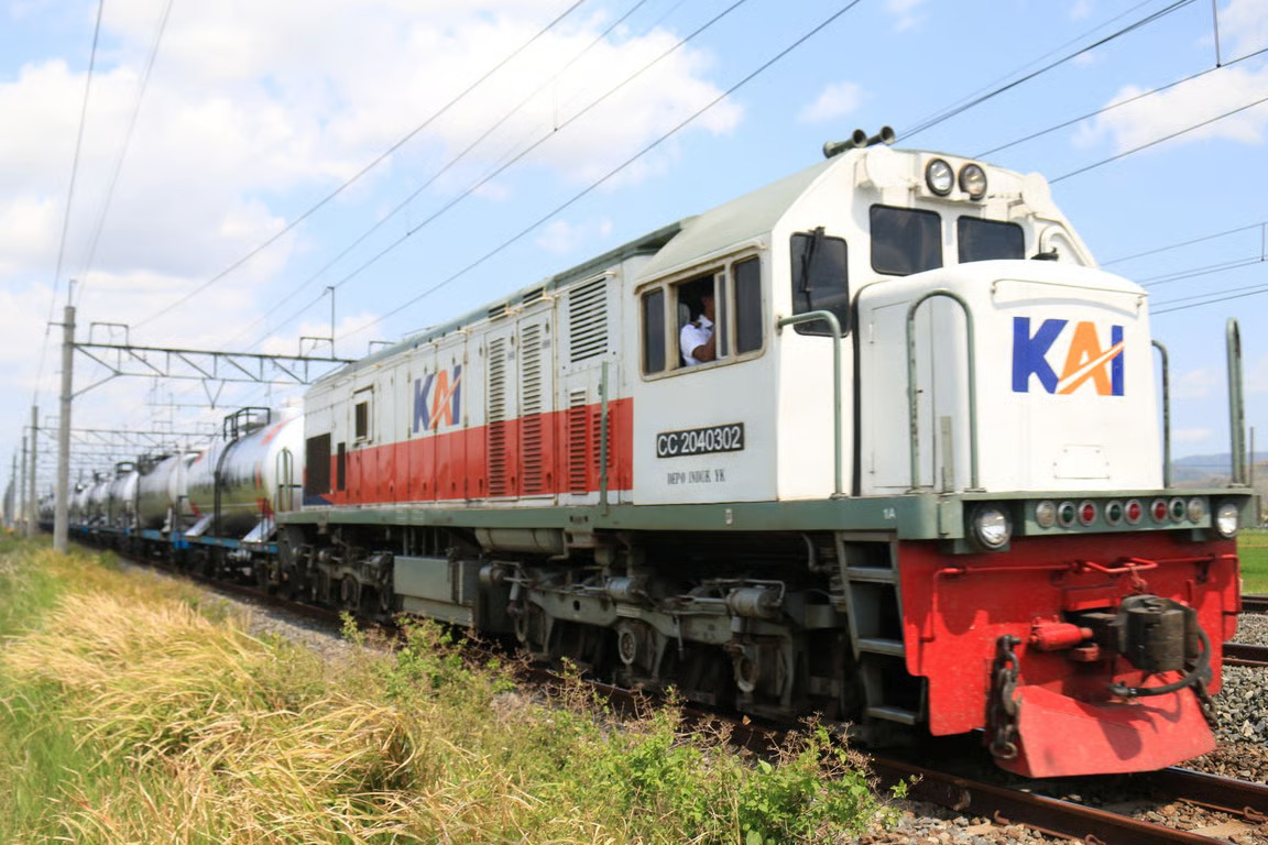 terus bertumbuh! kinerja angkutan barang kai daop 6 naik 23 pada 2025