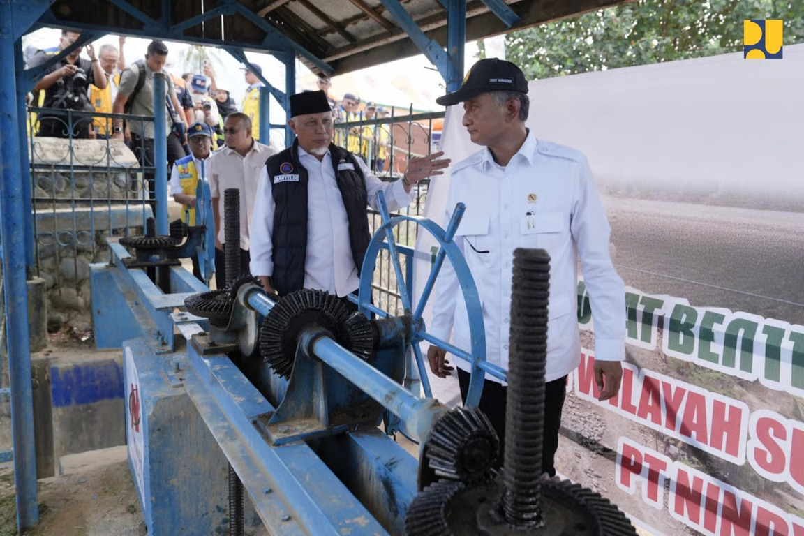 tinjau proses normalisasi sungai kuranji di sumatera barat, menteri pu pastikan progres percepatan rehabilitasi pascabencana sesuai rencana