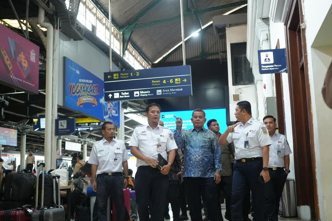 wakil menteri umkm apresiasi pemanfaatan ruang bagi umkm di stasiun yogyakarta