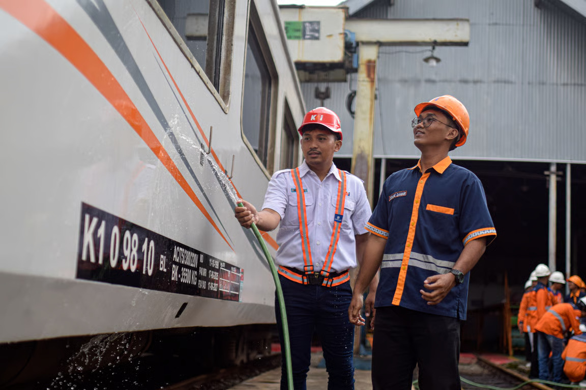 wujudkan kecintaan terhadap moda transportasi kereta api, kai daop 4 semarang dan komunitas railfans tegal adakan cuci lokomotif dan kereta bersama