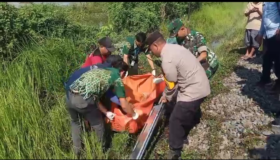 foto pihak keamanan saat evakuasi warga kecamatan babat, meninggal dunia di tempat, setelah tertemper kereta api di jalur rel km 163+5, desa sumurgenuk, (humas polres lamongan)