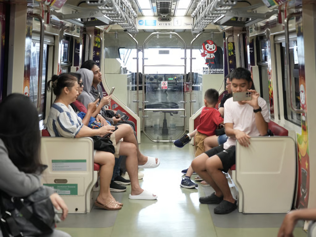 h1 & h2 lebaran 2026 pengguna lrt jabodebek melonjak hingga 79 persen