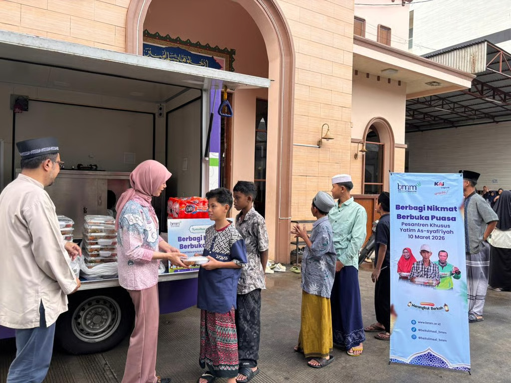 hangatkan suasana ramadan, kai logistik berbagi ratusan paket berbuka puasa