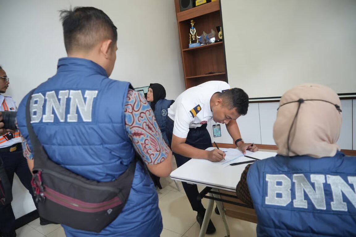 kai daop 2 bandung bersama bnn provinsi jabar sidak petugas pada angkutan lebaran 2026, seluruh petugas dinyatakan bebas narkoba dan siap melayani pelanggan
