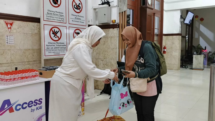 kai daop 9 jember sediakan takjil dan buka puasa gratis (2)