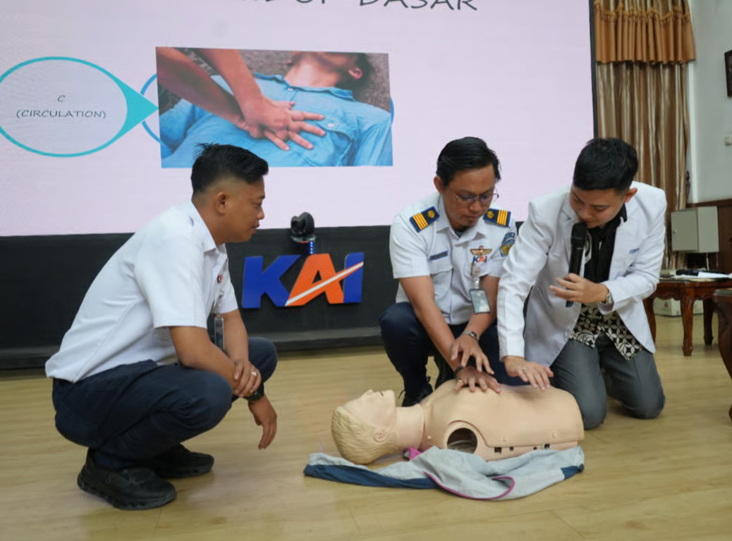 kai divre iii palembang bekali frontliner pemahaman p3k jelang angkutan lebaran 2026