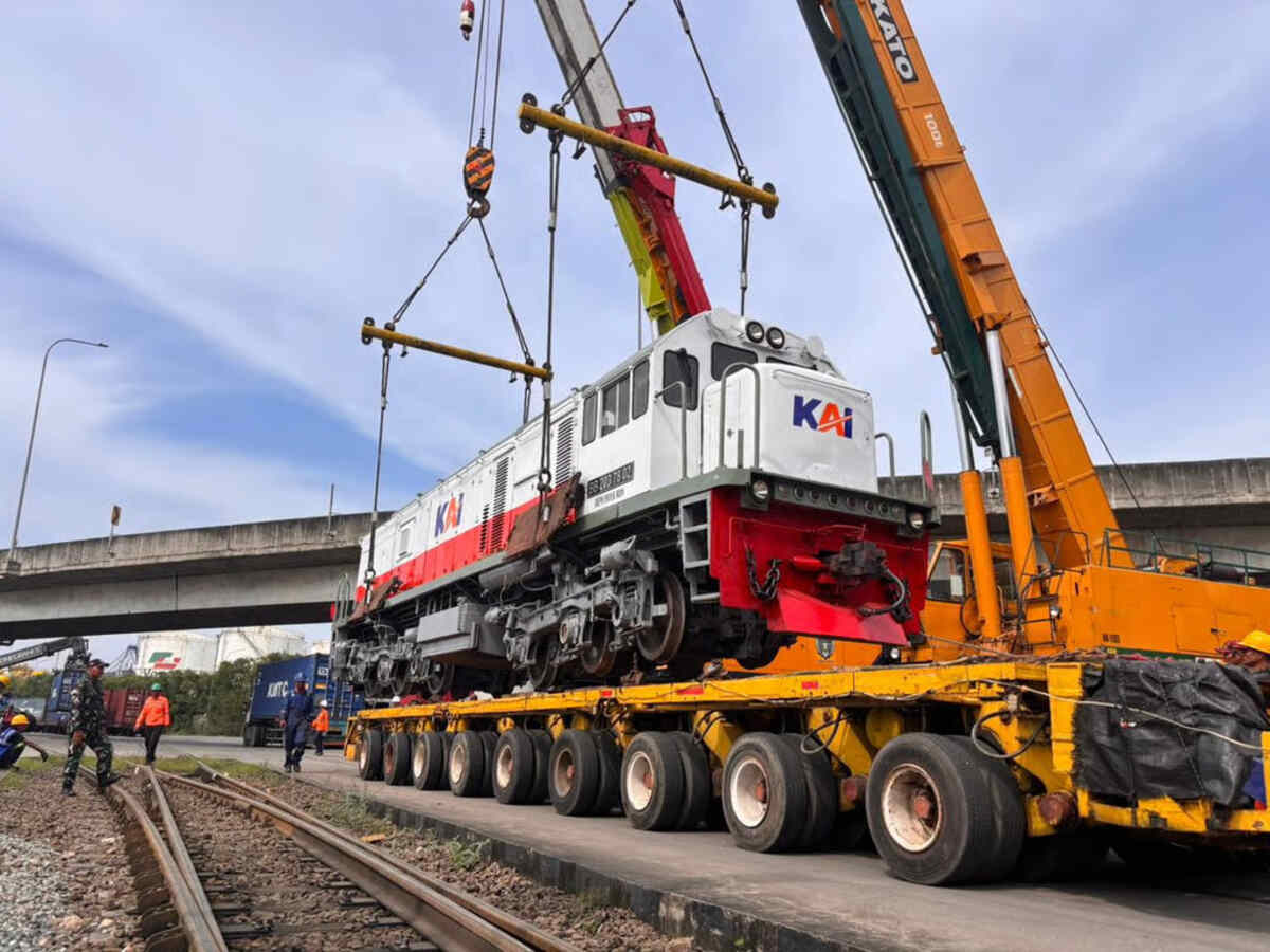 kai logistik distribusikan 4 lokomotif hidrolik untuk perkuat kesiapan operasional angkutan lebaran kai logistik distribusikan 4 lokomotif hidrolik untuk perkuat kesiapan operasional angkutan lebaran