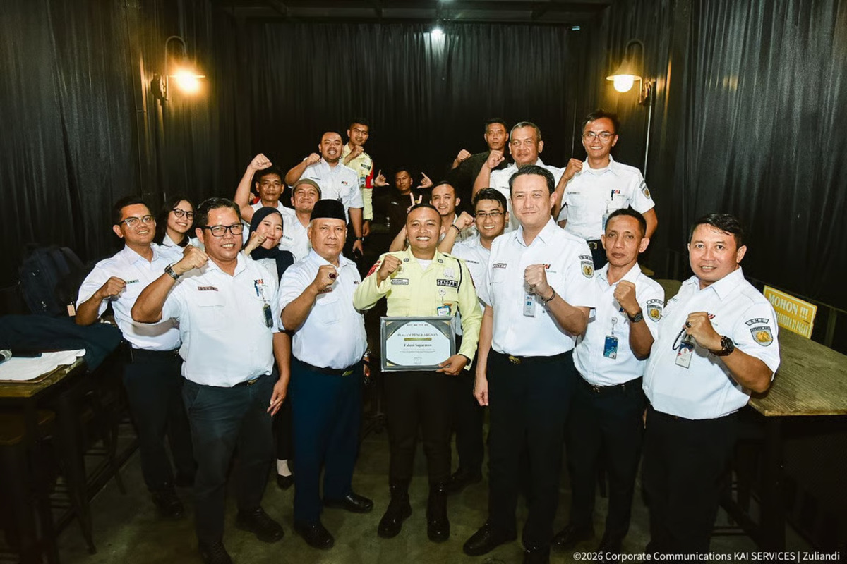kai services apresiasi aksi heroik petugas security yang selamatkan anak di stasiun cibatu