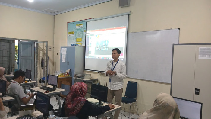 krakatau it dukung peningkatan kompetensi guru ypks melalui pelatihan pemanfaatan artificial intelligence (ai)