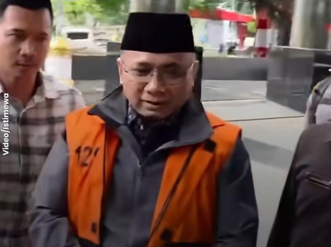 mantan menteri agama, yaqut cholil saat turun dari mobil tahanan dan menghadapi pertanyaan wartawan. senin 23 02 26