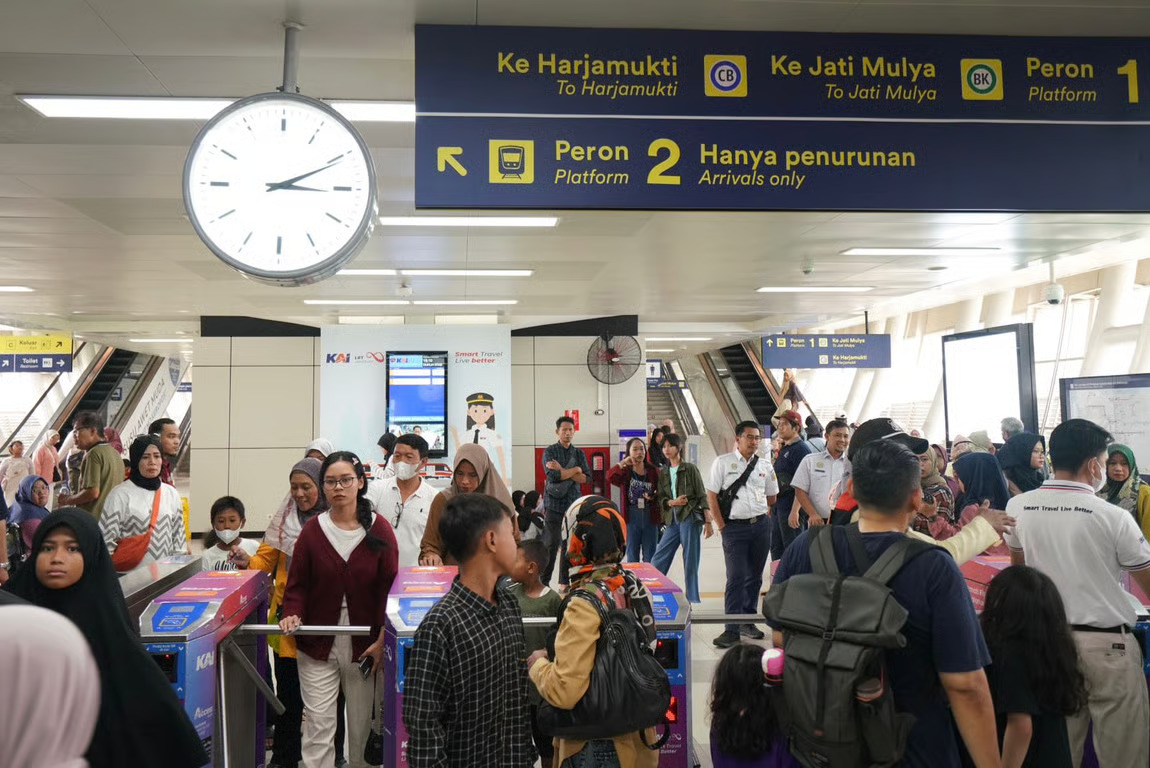 mobilitas ramadan meningkat, pengguna lrt jabodebek tembus 126 ribu penumpang per hari