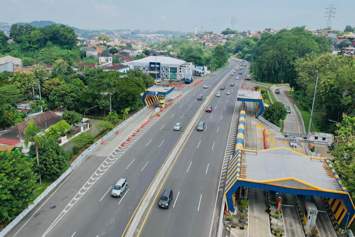 one way lokal di tol semarang masih berlaku, lalu lintas terpantau lancar dan terkendali one way lokal di tol semarang masih berlaku, lalu lintas terpantau lancar dan terkendali