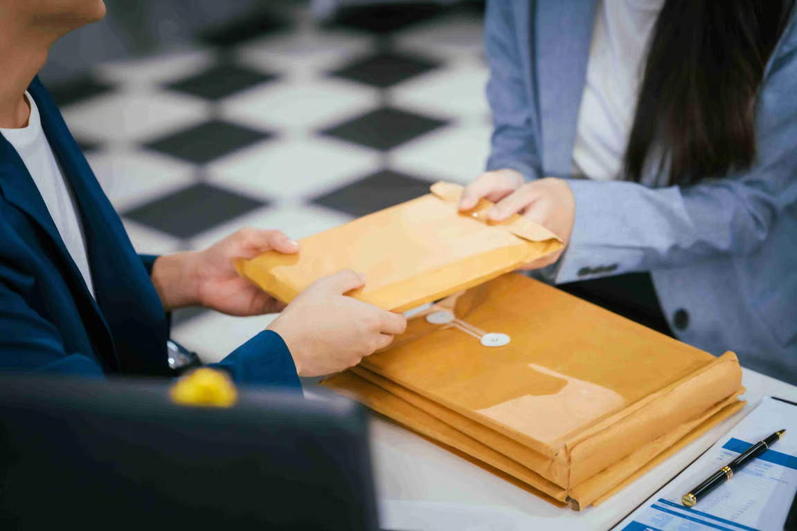 pentingnya tracking dan komunikasi dalam jasa pengiriman barang dan dokumen ke luar negeri