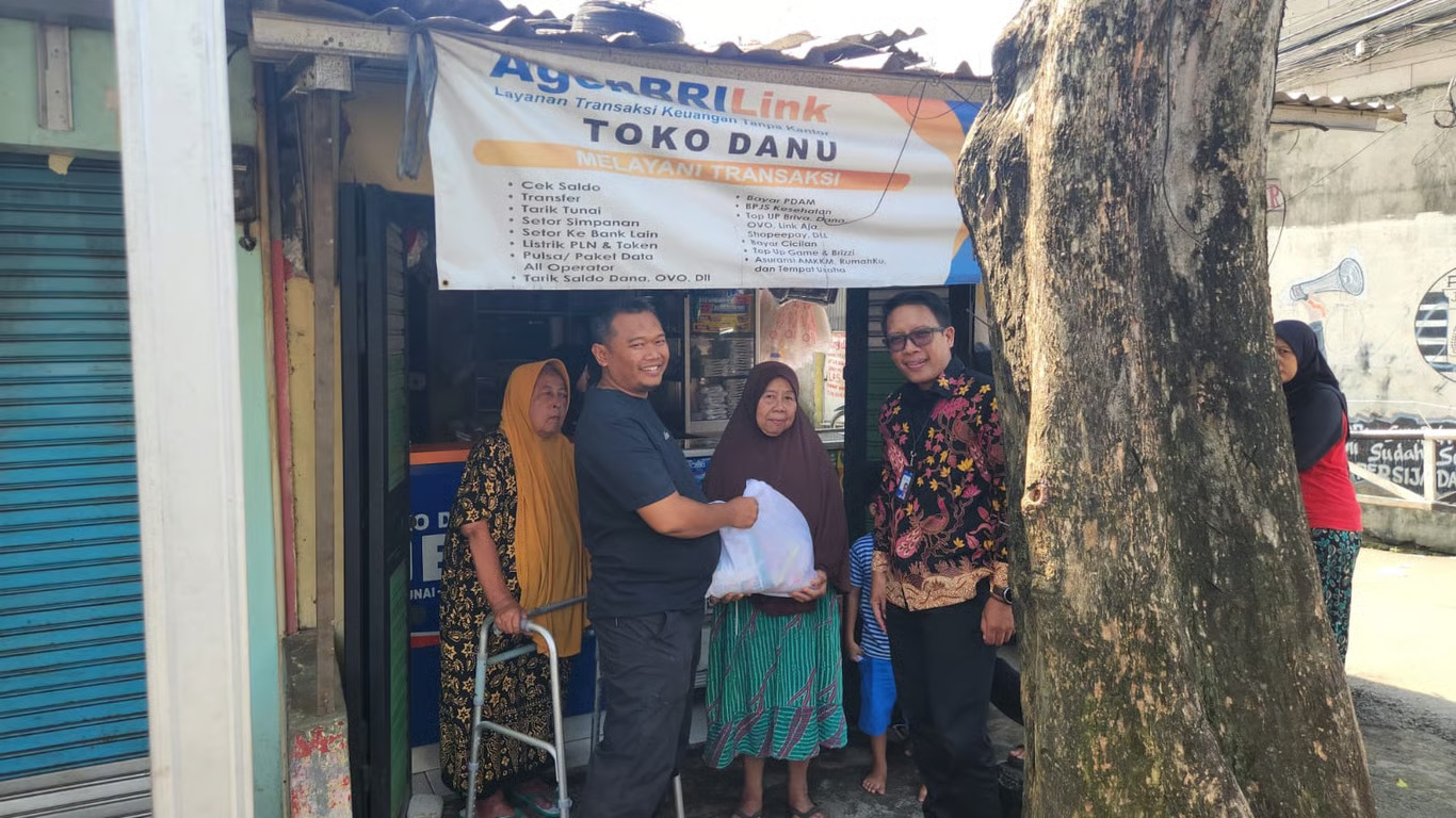 sinergi kebaikan bri jakarta kalimalang dan agen brilink toko danu bagikan sembako untuk warga duren sawit