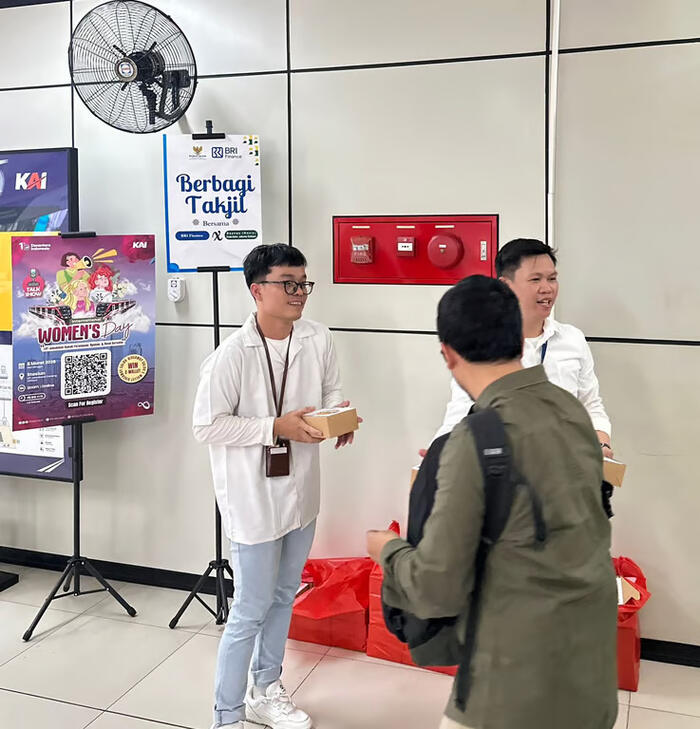 tebar kebaikan di bulan ramadan, bri finance dan baznas jakarta selatan bagikan takjil bagi komuter