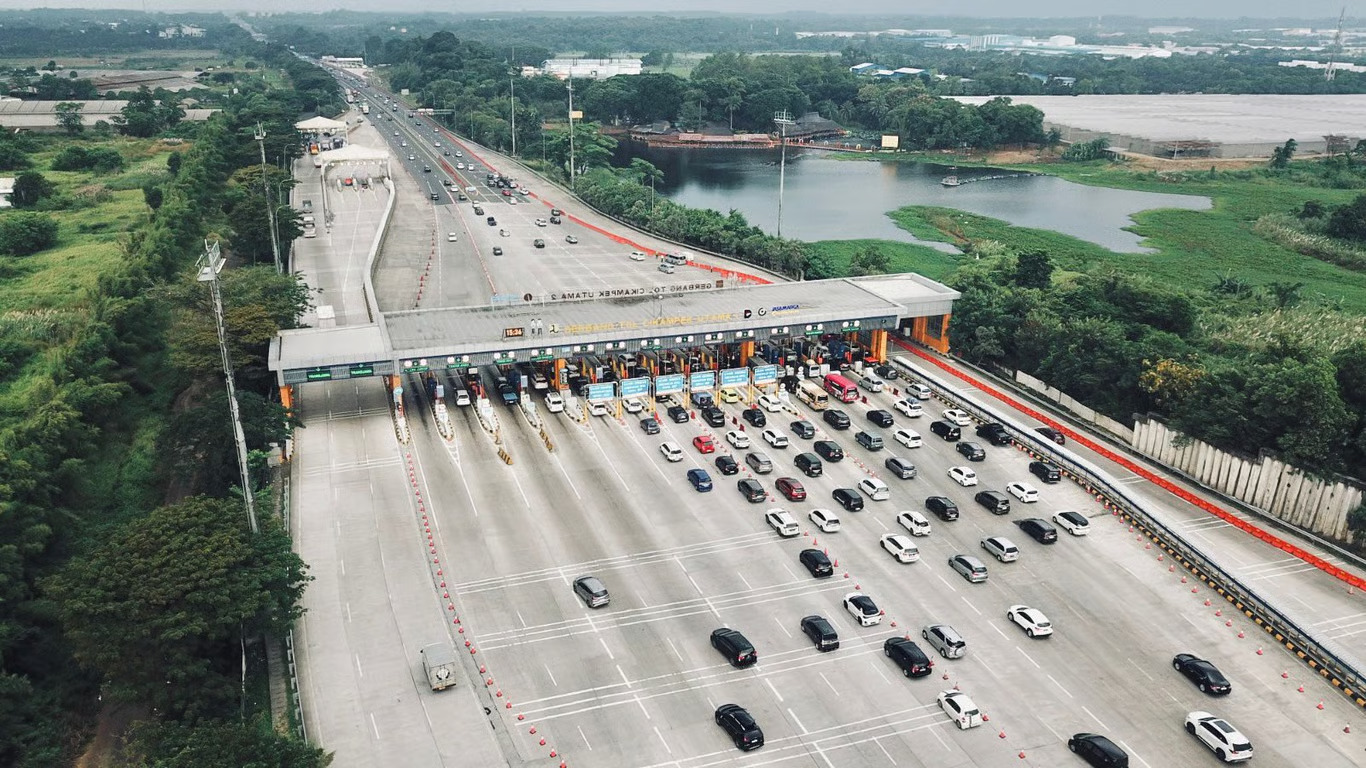tembus 523 ribu kendaraan melintas di gerbang tol cikampek utama
