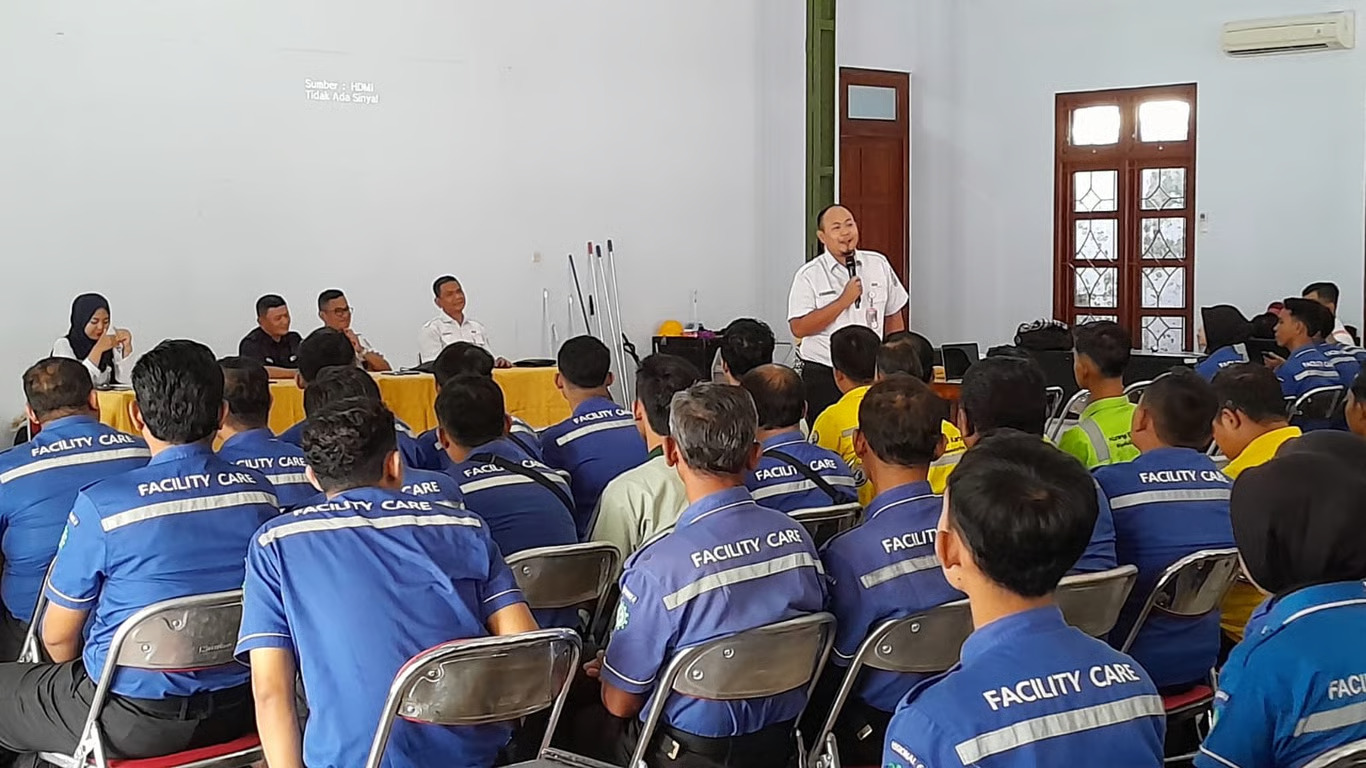 tingkatkan standar pelayanan kebersihan saat angleb, kai services gelar pembinaan petugas cleaning di regional yogyakarta