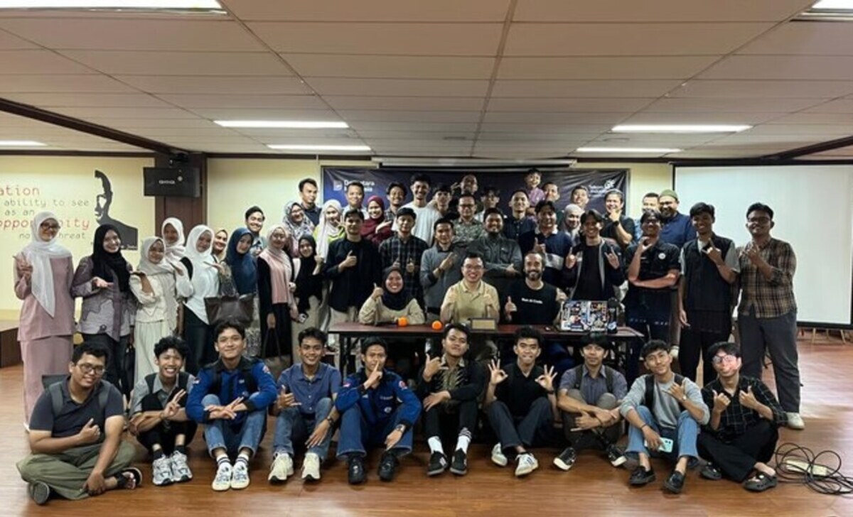 ai connect offline series bertajuk “build faster, work global ai tools for remote income” di telkom ai center padang (1)