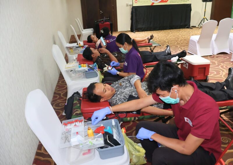donor darah bali rayakan hut ke 13, swiss belhotel rainforest kuta targetkan 30 kantong darah untuk selamatkan nyawa