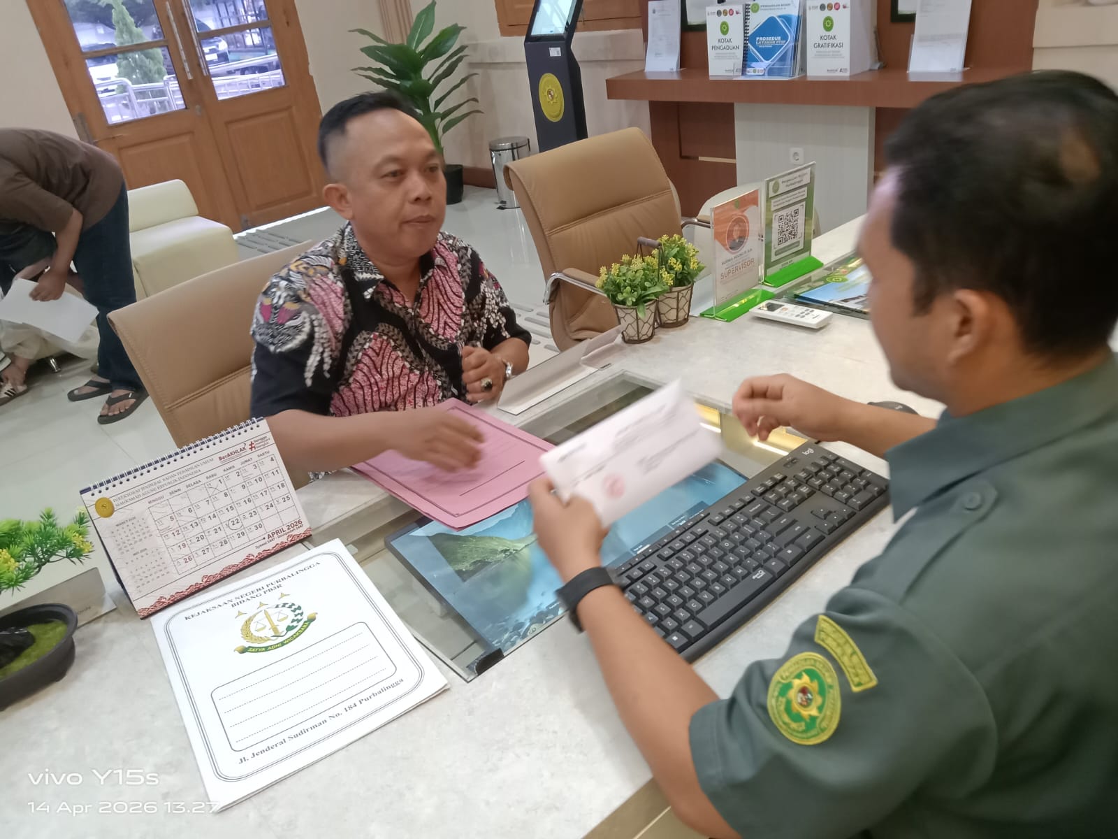 foto, saat alex memberikan surat permohonan atensi ke pengadilan negeri purwokerto selasa 14 april 2026
