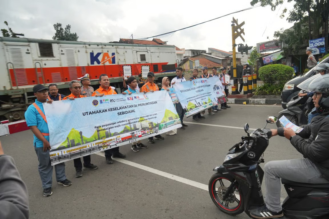 kai daop 2 bandung imbau masyarakat disiplin berlalu lintas di perlintasan sebidang