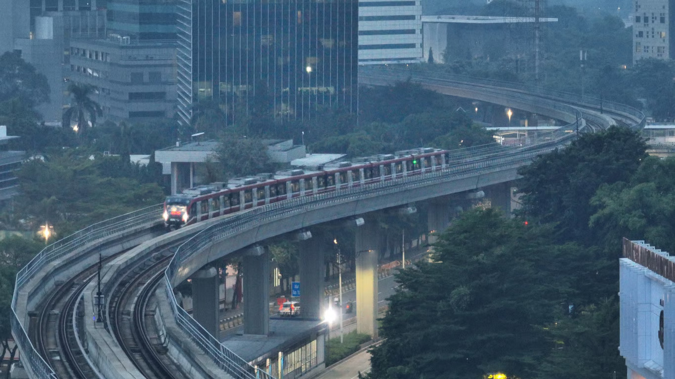 lrt jabodebek jaga ketepatan waktu di atas 99 di tengah tingginya mobilitas perkotaan