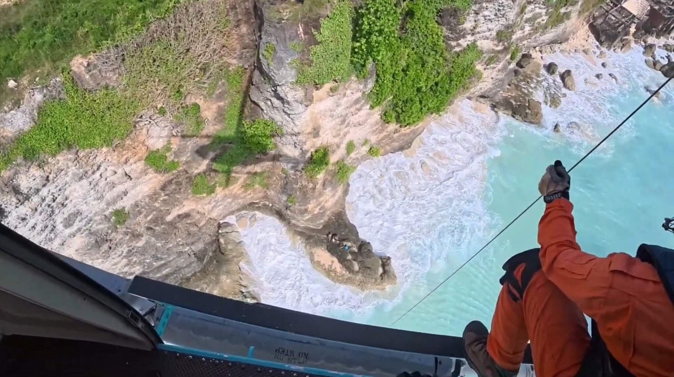 misi pertama finns search & rescue berhasil evakuasi darurat dua warga australia dari sumba terpencil