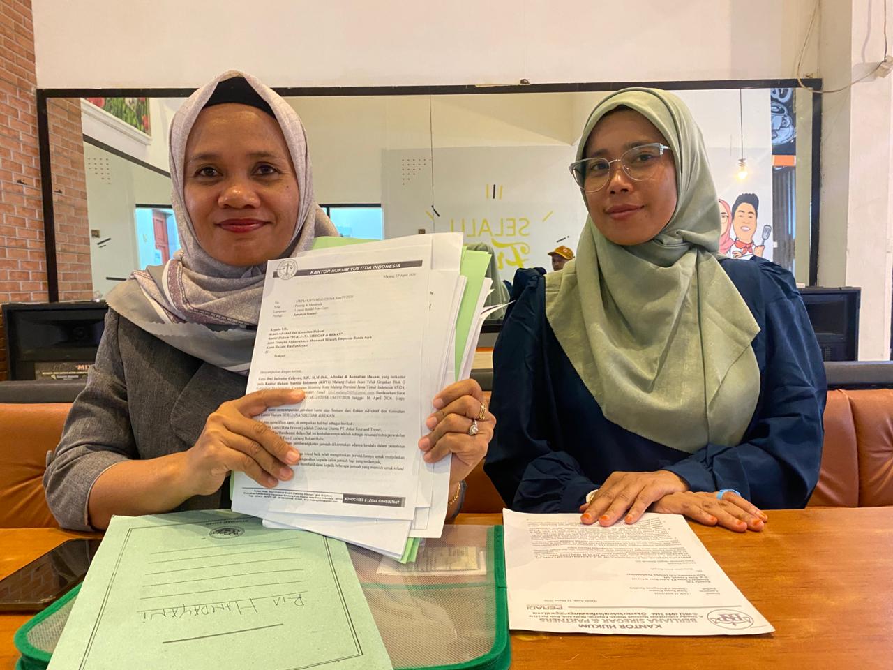 pelapor saat menunjukan barang bukti