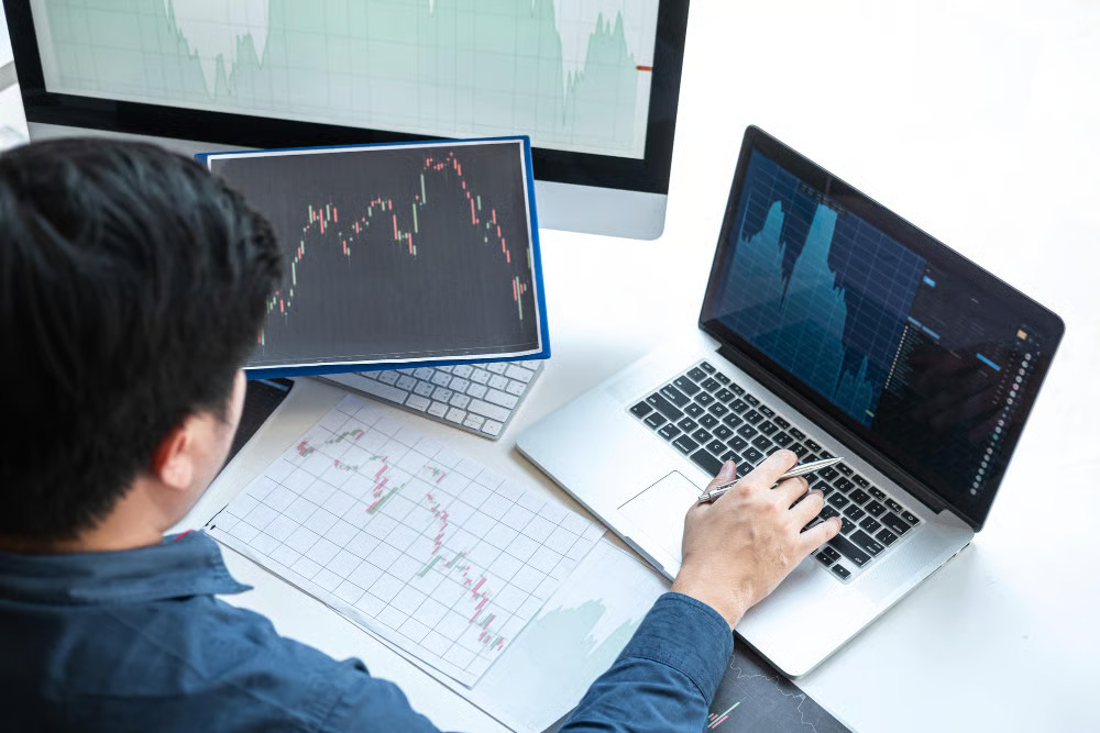 pentingnya regulasi dalam melindungi investor di industri keuangan