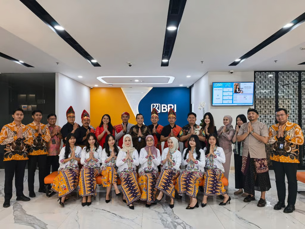 peringati hari kartini, pekerja bri branch office kelapa gading kenakan busana nasional saat layani nasabah