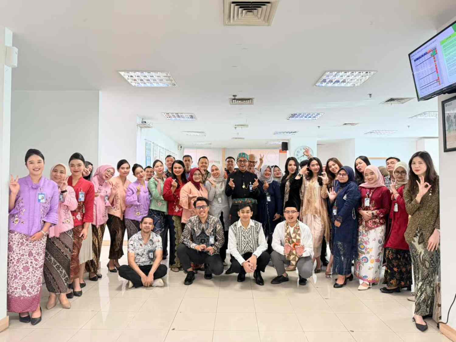 peringati hari kartini, pekerja pria dan wanita bri branch office segitiga senen kompak kenakan pakaian nasional