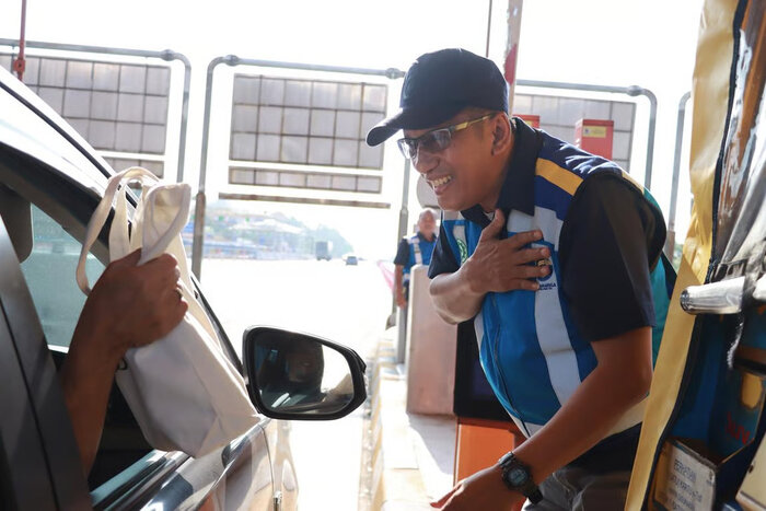 rayakan hari konsumen nasional, jtt hadirkan kejutan manis bagi pengguna jalan tol trans jawa