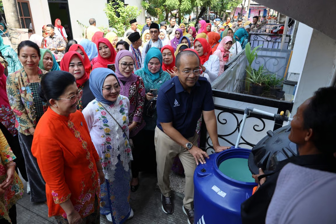 sambut hari kartini, pam jaya dan tp pkk bagi toren air gratis kepada para ibu pejuang keluarga
