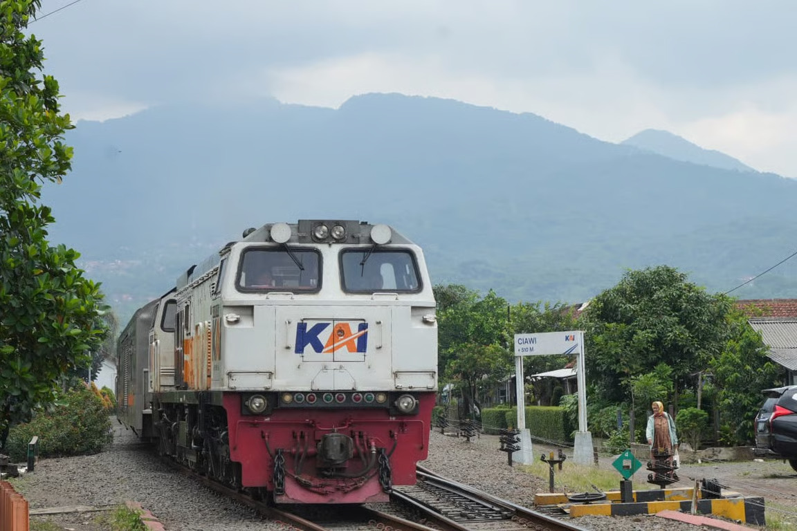 sejumlah ka dialihkan melewati wilayah daop 2 bandung imbas gangguan perjalanan ka di stasiun bumiayu