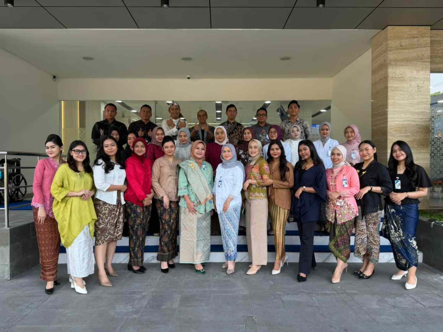 semarak hari kartini, pekerja bri branch office gunung sahari kenakan pakaian nasional beraneka warna