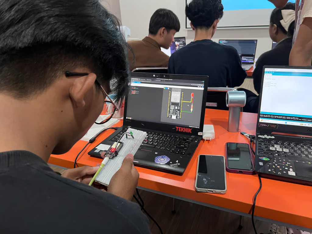 telkom ai center makassar dan gdgoc unm latih 20 talenta muda di bidang robotics dan iot