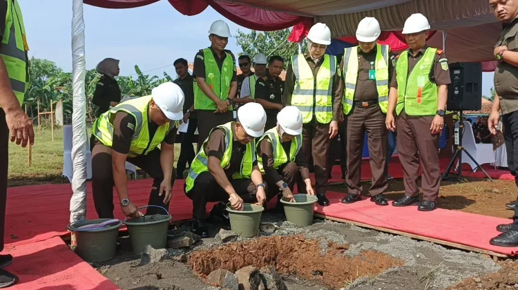 peletakan batu pertama gedung kajati banyumas