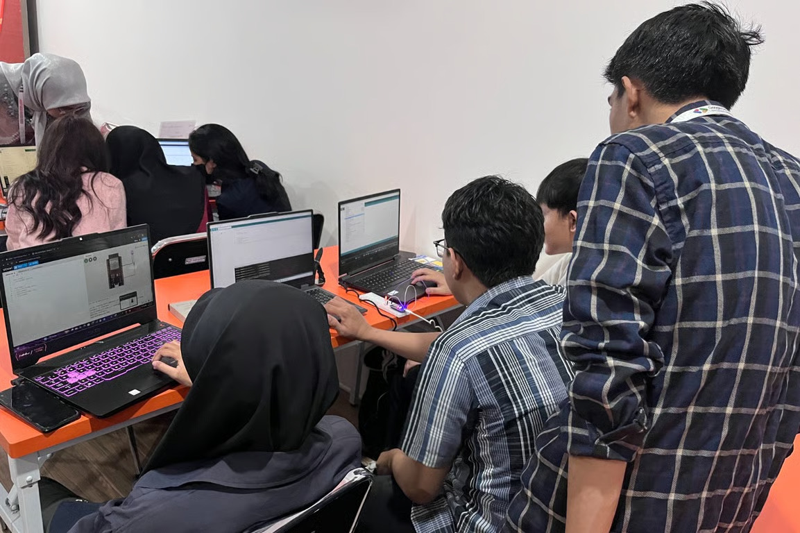 ai center makassar dan gdgoc unm kembali gelar study jam robotics dan iot bahas koneksi esp32 ke web