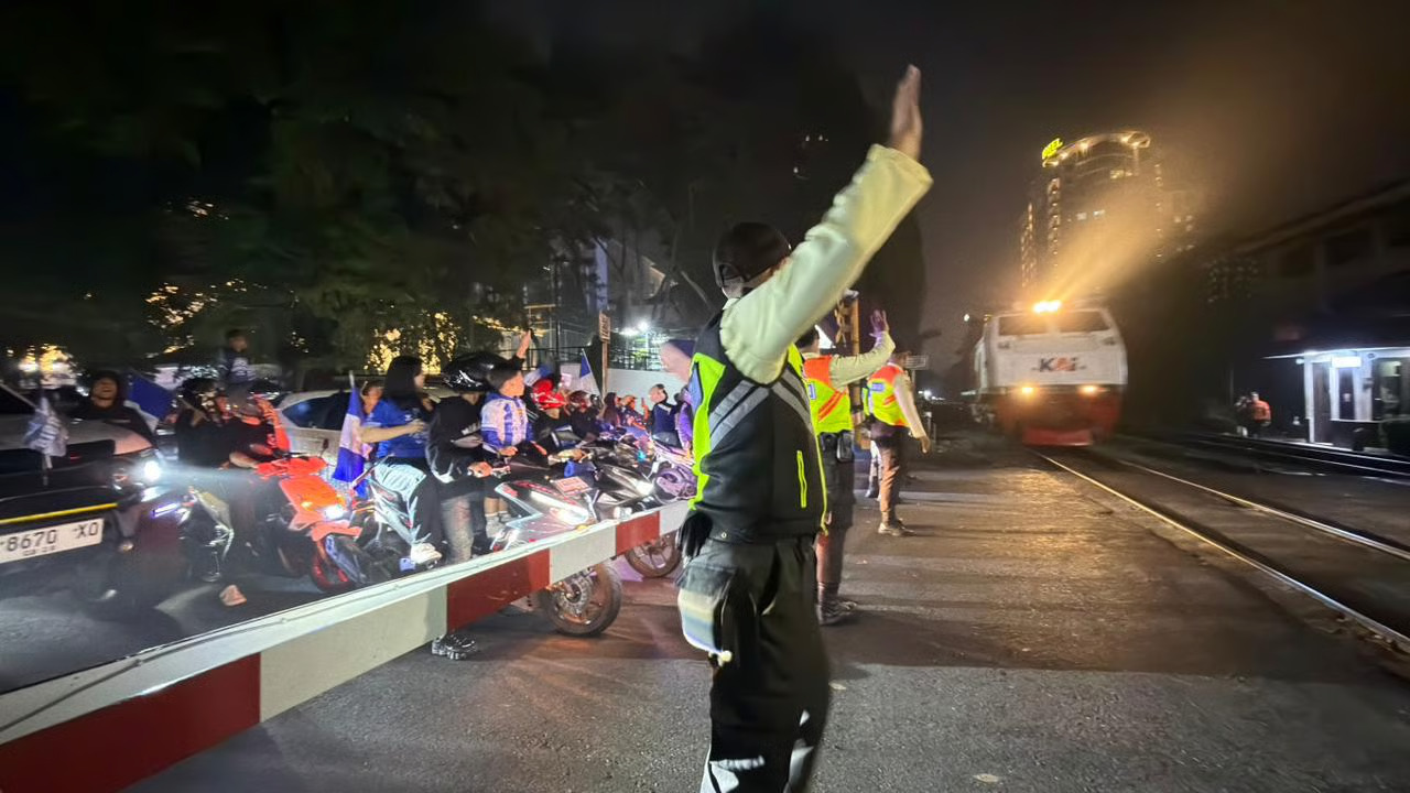 antisipasi pawai kemenangan persib, kai daop 2 bandung imbau pelanggan datang lebih awal ke stasiun