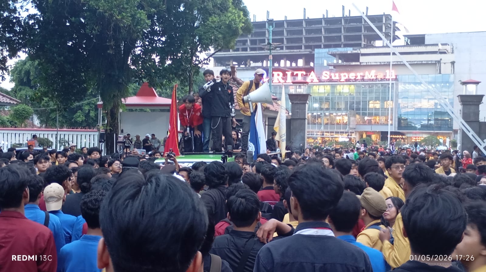 demo buruh di muka pendopo pemkab banyumas