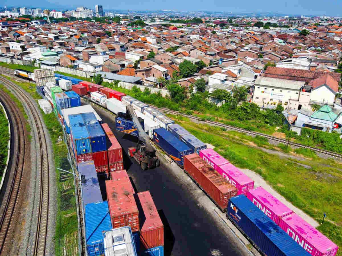 dukung konektivitas distribusi, kai logistik siap tingkatkan kapasitas angkut peti kemas ke semarang