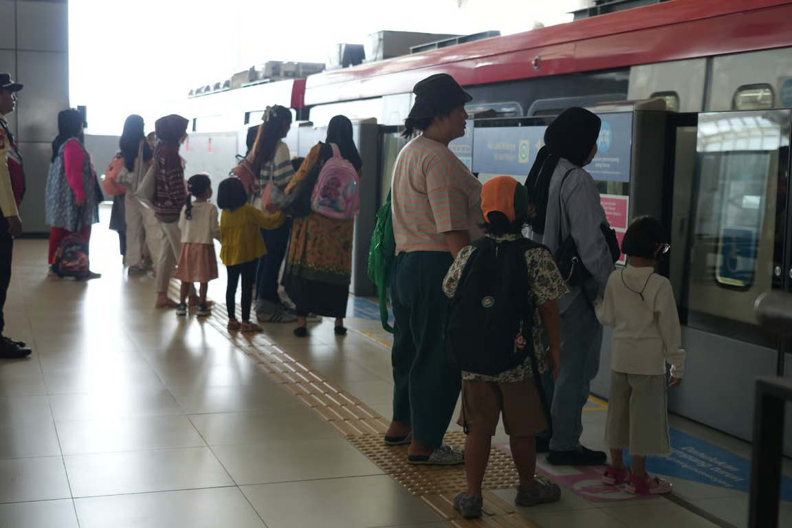 hari pertama libur panjang, dukuh atas dan harjamukti jadi stasiun terpadat lrt jabodebek