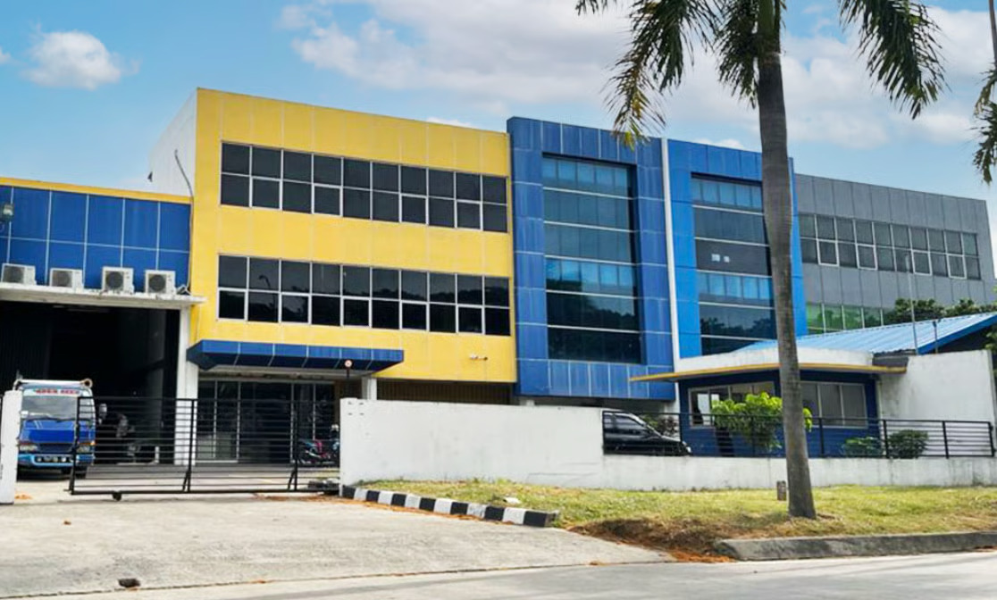 jenis dan kegunaan industrial door dan dock leveler dalam industri