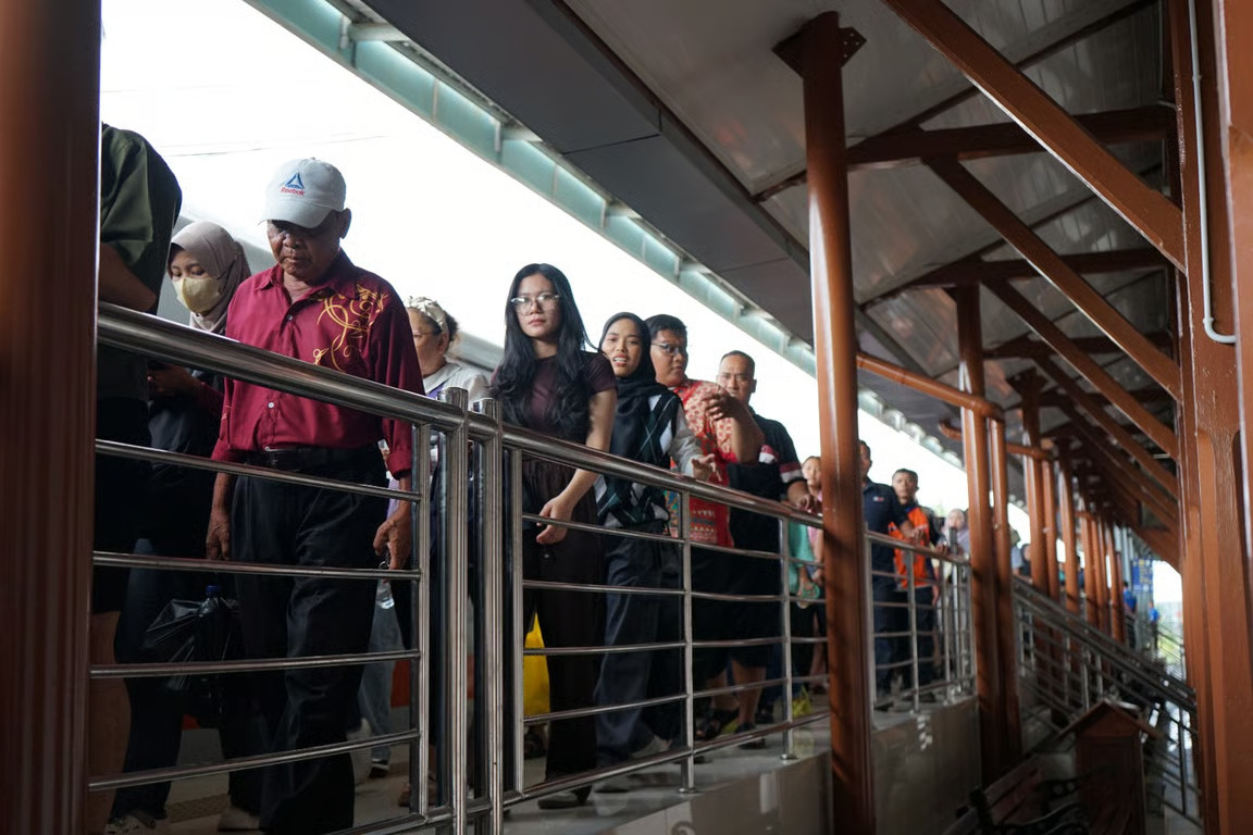 kai bandara layani 78.226 penumpang selama libur may day 2025, ajak masyarakat tertib saat melintas perlintasan